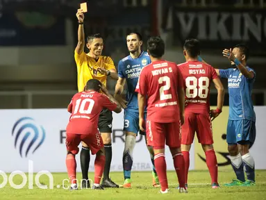 Wasit memberikan kartu merah kepada pemain Persib Bandung, Vladimir Vujovic dan pemain Semen Padang, Vendry Mofu pada perebutan tempat ketiga Piala Presiden 2017 di Stadion Pakansari, Bogor, Sabtu (11/3/2017). (Bola.com/Nicklas Hanoatubun)