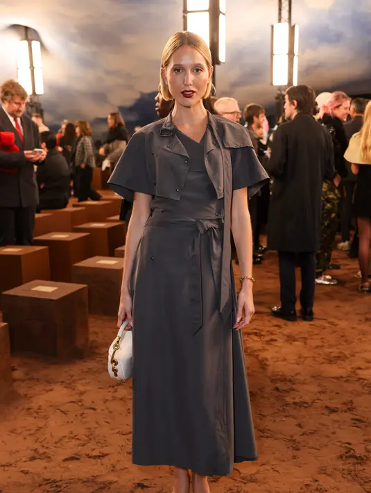 Putri Maria-Olympia tampil stylish dengan backless dress dan cropped outer abu-abu. Dipadu dengan sandal heels dan clutch putih [Burberry]