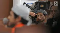 Terdakwa bom Thamrin, Aman Abdurrachman mendengarkan keterangan saksi dalam sidang lanjutan di Pengadilan Negeri Jakarta Selatan, Selasa (27/3). Sidang kasus bom Thamrin ini beragenda mendengarkan keterangan tiga orang saksi (Liputan6.com/Herman Zakharia)