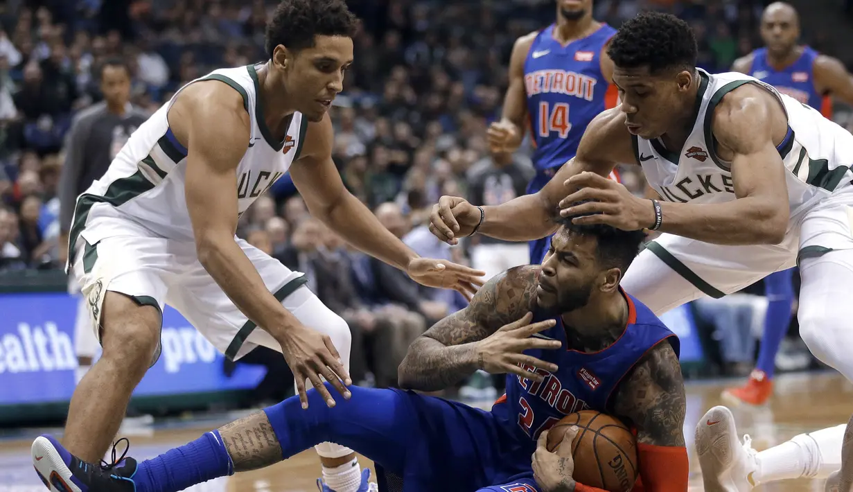 Pemain Detroit Pistons, Eric Moreland (tengah) jatuh saat berebut bola dengan para pmain Bucks pada laga NBA basketball game di Bradley Center, Milwaukee, (15/11/2017). Bucks menang 99-95. (AP/Aaron Gash)