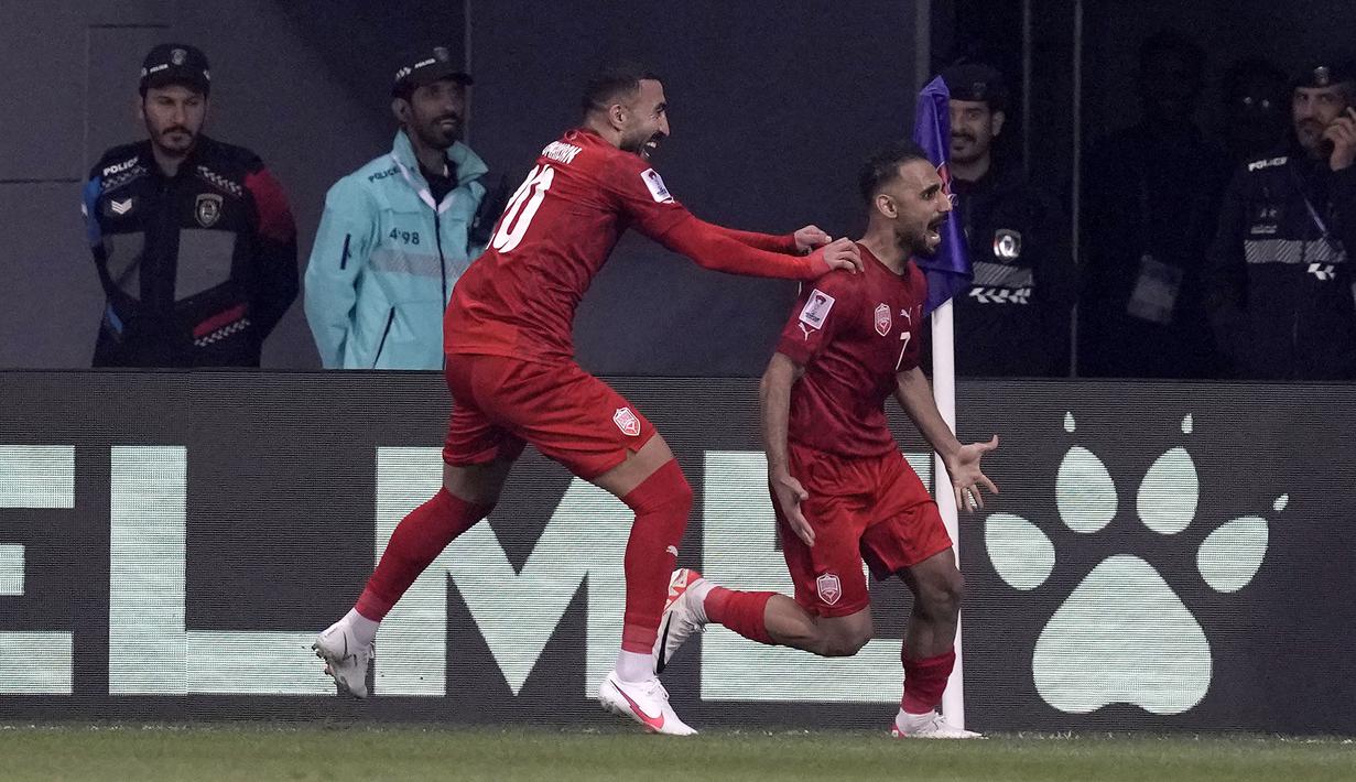 Selebrasi gelandang Timnas Bahrain, Ali Madan (kanan) bersama rekannya, Mahdi Al Humaidan setelah menjebol gawang Malaysia di masa injury time babak kedua pada laga kedua Grup E Piala Asia 2023 di Jassim bin Hamad Stadium, Al Rayyan, Qatar, Sabtu (20/1/2024) sore waktu setempat. (AP Photo/Thanassis Stavrakis)