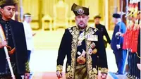 Raja Malaysia, Sultan Muhammad V dengan pakaian kerajaan. (dok. Instgaram @motahashi_hanzz/https://www.instagram.com/p/Bn6DXYxgxPz/Henry