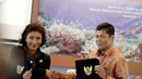 Menteri Susi Pudjiastuti berfoto bersama Ketua PPATK Muhammad Yusuf saat menghadiri Refleksi Tahun 2014 dan Outlook 2015 di Gedung Kementerian Kelautan dan Perikanan, Jakarta, Senin (5/1/2015). (Liputan6.com/Faizal Fanani)