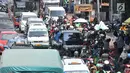Kemacetan arus kendaraan saat melintas di kawasan Tanah Abang, Jakarta, Selasa (1/5). Kemacetan terjadit akibat pengalihan arus lalu lintas untuk peringatan Hari Buruh Internasional atau May Day. Merdeka.com/Iqbal S. Nugroho)