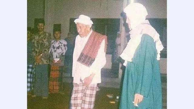 KH Adlan Aly, santri kesayangan KH Hasyim Asy'ari yang juga Ketua Umum pertama Jam’iyyah Ahli-Thariqah Al-Mu’tabarahan-Nahdliyyah, organisasi tarekat di lingkungan Nahdlatul Ulama (NU). (Foto: Istimewa via Laduni.id)