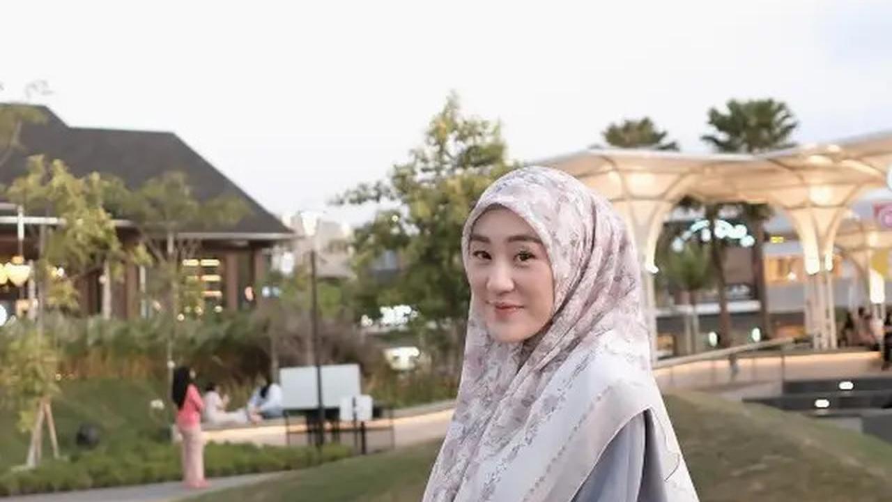 Potret Larissa Chou dengan Hijab Motif, Inspirasi Gaya Muslimah 2025 untuk Ibu Muda