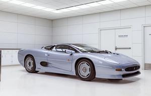 Jaguar XJ220 supercar yang dikembangkan bersama TWR dan debut pada awal 1990-an. (autoevolution.com)