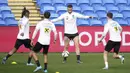 Pemain Austria Marko Arnautovic (tengah) saat sesi latihan jelang menghadapi Wales pada pertandingan kualifikasi Piala Dunia 2022 di Stadion Cardiff City, Wales, 23 Maret 2022. (Nick Potts/PA via AP)