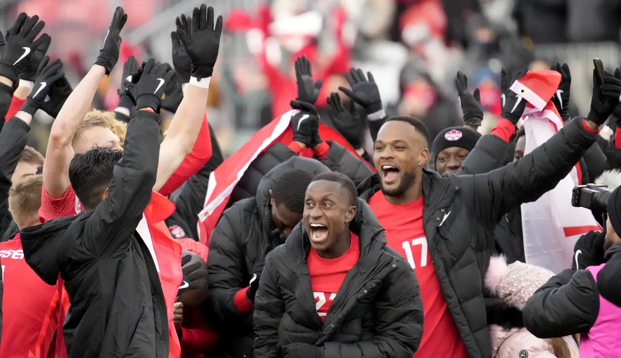 Para pemain Kanada merayakan kemenangan mereka setelah mengalahkan Jamaika pada pertandingan Kualifikasi Piala Dunia 2022 Zona CONCACAF di Venue BMO Field, Senin (28/3/2022) dini hari WIB. Kanada lolos ke Piala Dunia 2022 usai melibas Jamaika 4-0. (Nathan Denette/The Canadian Press via AP)