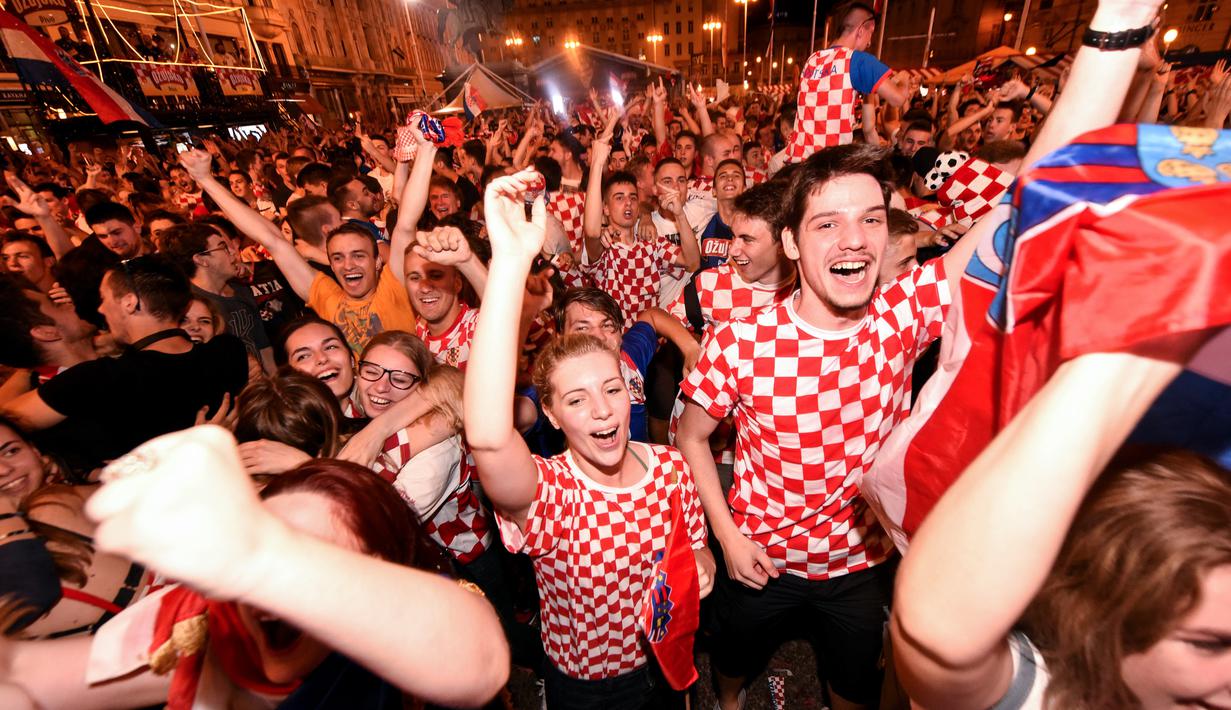 Pesta fans Kroasia sepanjang jalan pusat kota setelah timnya menang atas Argentina pada laga grup D Piala Dunia 2018 di capital main square, Zagreb, (21/6/2018). Kroasia menang 3-0 atas Argentina. (AFP/STR)