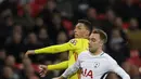 Pemain Tottenham, Christian Eriksen (kanan) berebut bola dengan pemain Watford, Jose Holebas pada lanjutan Premier League di Wembley stadium, London, (30/4/2018). Tottenham menang 2-0. (AP/Kirsty Wigglesworth)