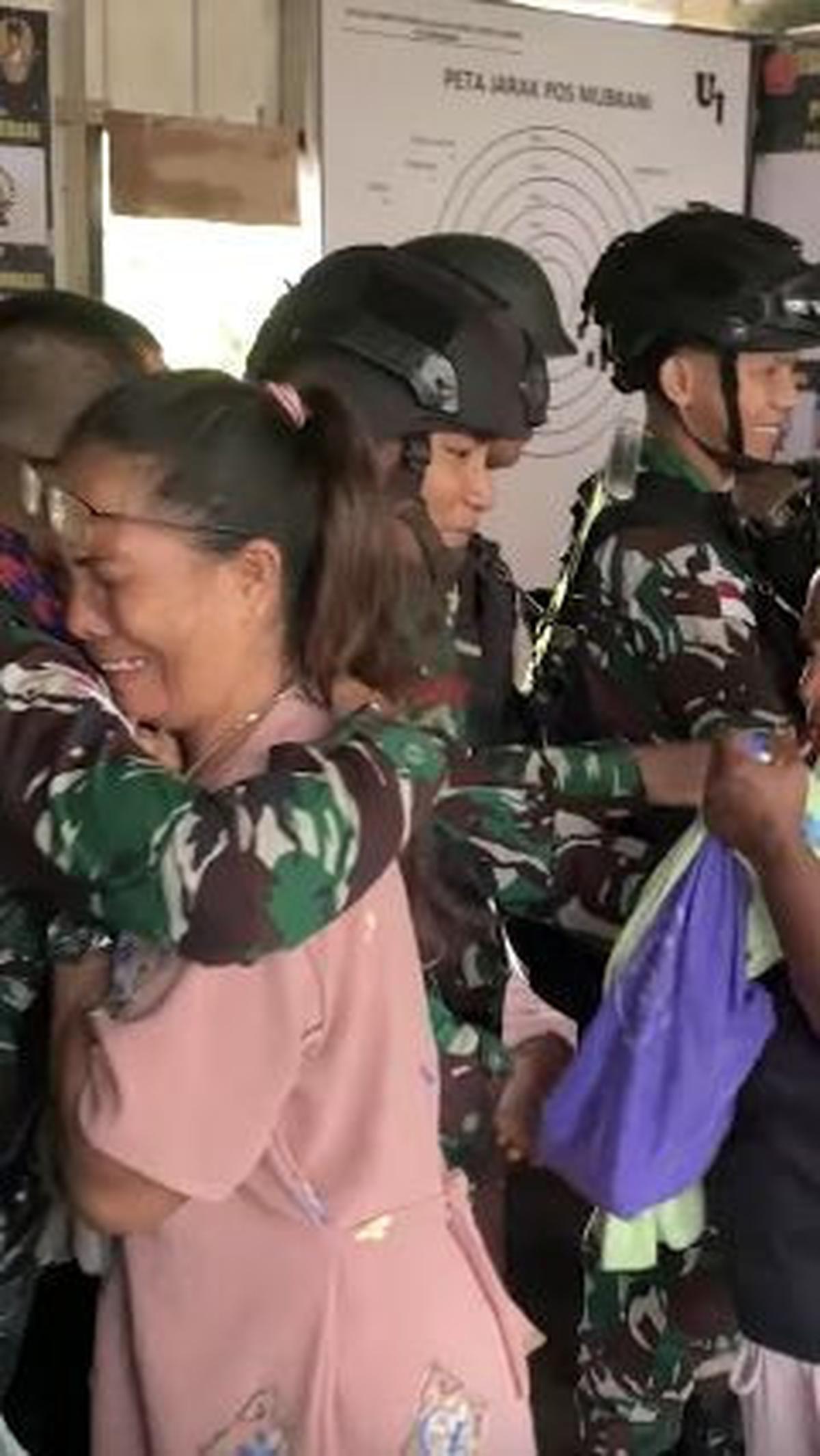 Para prajurit TNI ini juga tampak memeluk satu per satu masyarakat yang hadir dalam acara pelepasan. <br>