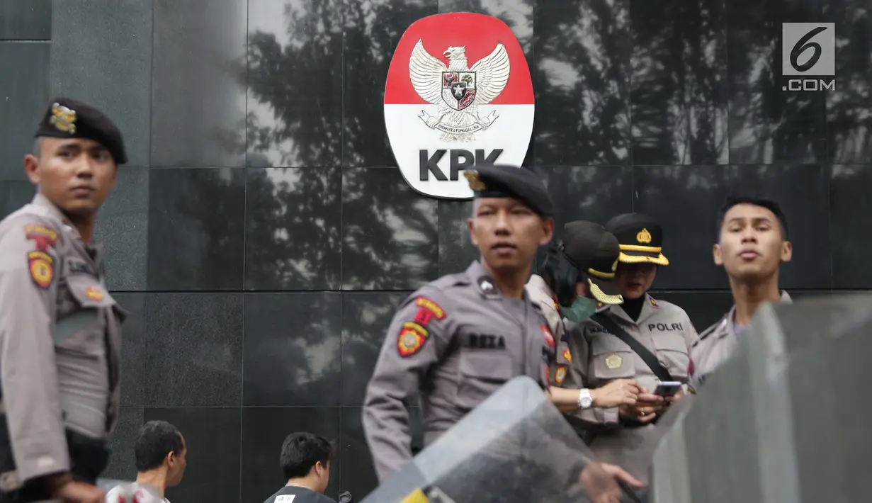 Petugas kepolisian bersiap menjaga gedung KPK, Jakarta, Jumat (20/9/2019). Sejak penetapan pimpinan KPK terpilih 2019-2013 dan isu RUU KPK mengemuka di masyarakat, gedung KPK menjadi sasaran aksi massa maupun mahasiswa berunjuk rasa. (Liputan6.com/Helmi Fithriansyah)