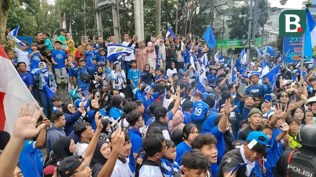 Bobotoh menantikan konvoi juara Persib Bandung