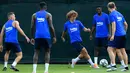 Penyerang baru Barcelona, Antoine Griezmann tersenyum ketika mengikuti latihan di Joan Gamper, Barcelona (15/7/2019). Griezmann dibeli Barcelona dengan mahar 120 juta euro atau senilai Rp 1,8 triliun dari Atletico Madrid. (AFP Photo/Lluis Gene)