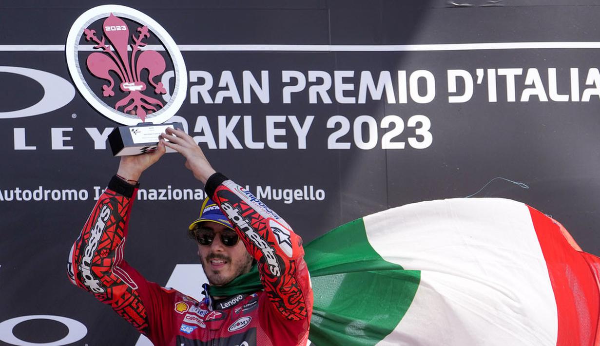 Pembalap Ducati Lenovo Team, Francesco Bagnaia, melakukan selebrasi setelah menjuarai balapan MotoGP Italia di Sirkuit Mugello, Minggu (11/06/2023). Bagnaia menjadi yang tercepat dengan catatan waktu 41 menit 16,863 detik. (AP Photo/Luca Bruno)