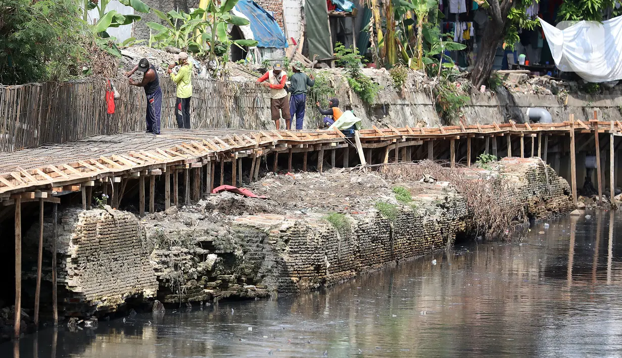 Pekerja mengerjakan proyek pembangunan tanggul bantaran Kali Anak Ciliwung di RT 001 RW 008 Ancol, Pademangan, Jakarta Utara, Kamis (19/12/2019). Pembangunan tanggul untuk mencegah amblesnya bantaran sungai seperti pada akhir tahun 2018 lalu. (Liputan6.com/Johan Tallo)