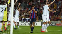 Pemain Inter Milan Denzel Dumfries, kiri, menantang pemain Barcelona Ousmane Dembele selama pertandingan sepak bola Grup C Liga Champions antara Barcelona dan Inter Milan di stadion Camp Nou di Barcelona, ​​Spanyol, Rabu, 12 Oktober 2022. (AP Photo/Emilio Morenatti)