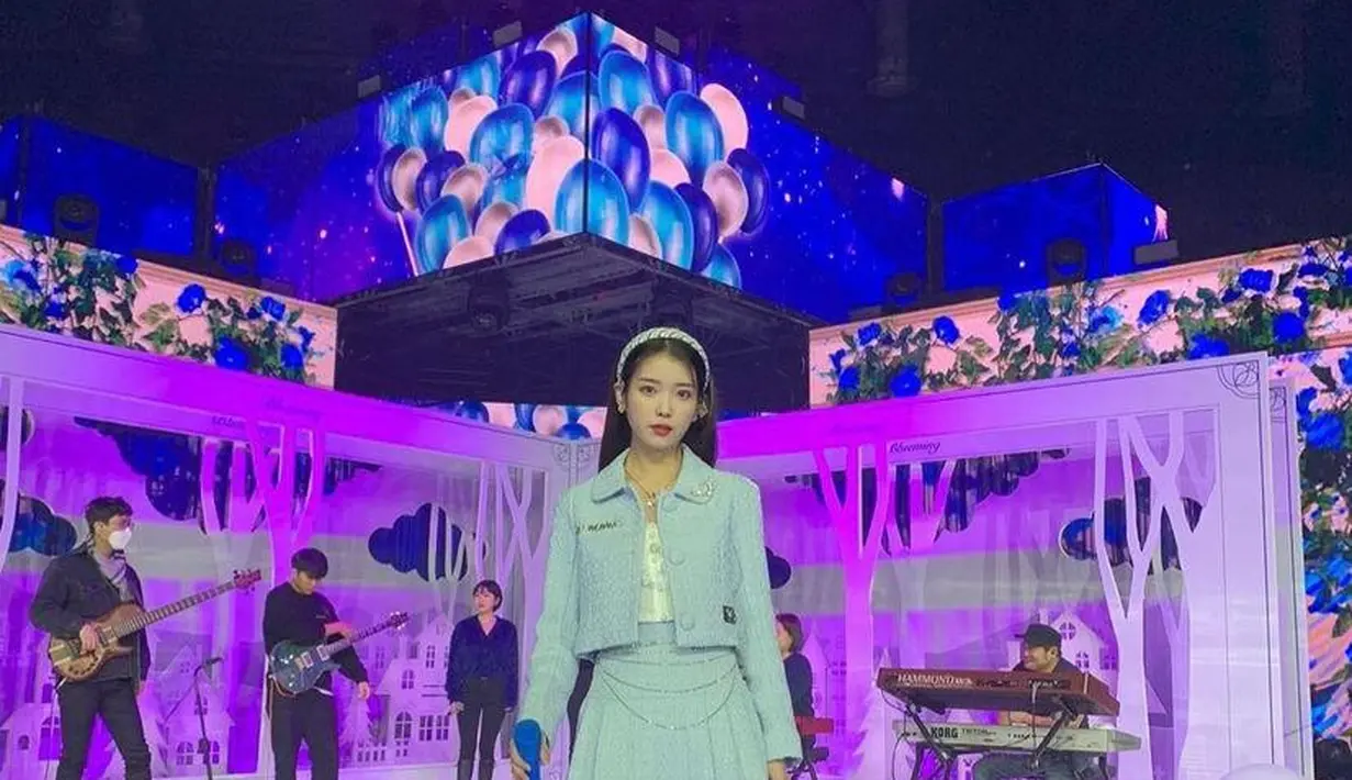 Inspirasi Korean style yang kece bisa tiru gaya IU satu ini. Padukan blazer dan mini skirt set warna biru muda dengan blouse sebagai inner. Aksesori berupa sepatu boots dan bandana bikin tampilanmu makin manis (Instagram/dlwlrma).