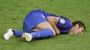 Bek Italia, Marco Materazzi, terkapar usai ditanduk oleh gelandang Prancis, Zinedine Zidane saat final Piala Dunia 2006 Stadion Olympic, Berlin, Jerman (9/7/2006). Tandukan tersebut merupakan salah satu momen ikonik pada ajang Piala Dunia 2006. (AFP/John Macdougall)