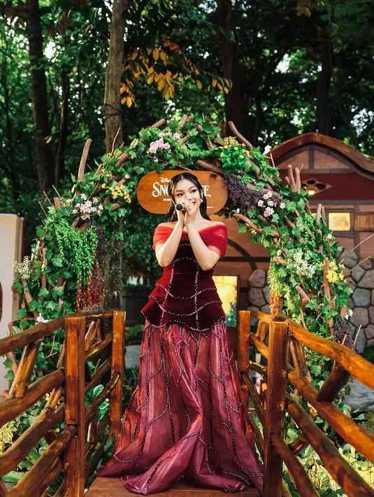 Naura Ayu turut menyambut gembira rilisnya film Snow White di Indonesia. Tidak hanya sebagai penonton, Naura Ayu bahkan jadi Snow White sehari di instalasi film Disney Princess itu [@naura.ayu]