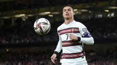 Bermodalkan skuat yang mumpuni, Cristano Ronaldo dan koleganya berusaha menguasai jalannya pertandingan. Mereka berusaha melancarkan beberapa serangan, namun belum mendapatkan hasil yang diharapkan. (AP/Peter Morrison)