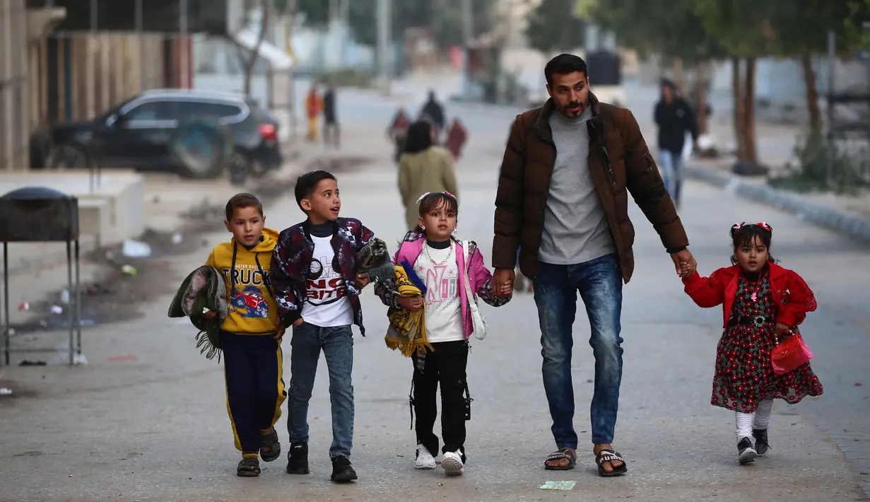 Warga Palestina di Gaza terpantau sudah berkumpul dari pagi sebelum waktu shalat Idul Fitri pada pukul 06.05 waktu setempat. (Eyad BABA/AFP)