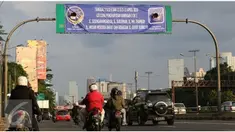 Uji coba penghapusan jalur 3 in 1 akan diterapkan mulai Selasa besok hingga tujuh hari ke depan. Untuk mengantisipasi lonjakan kendaraan roda empat, Pemprov DKI menyiapkan bus tambahan. Dan Ongkos Angkutan Umum Belum Turun, Ini Dalih Pengusaha.