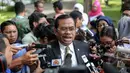 Jaksa Agung M Prasetyo memberikan keterangan kepada wartawan terkait eksekusi terhadap sembilan terpidana mati di komplek Istana Negara, Jakarta, Selasa (28/4/2015). (Liputan6.com/Faizal Fanani)