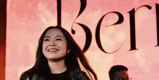 Bernadya tampil begitu chic dalam balutan jumpsuit hitam yang di orkestrasi dengan korset putih. Paduan sederhana ini hadirkan gaya yang begitu berkarakter. [Foto: Instagram/ Bernadya]