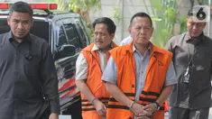 Mantan Ketua Komisi III DPRD Jambi dari Fraksi Partai Demokrat Zainal Abidin dan Mantan Anggota Fraksi Partai Demokrat DPRD Jambi Effendi Hatta akan menjalani pemeriksaan terkait kasus dugaan menerima suap pengesahan APBD 2017-2018 di Gedung KPK, Jakarta, Senin (14/10/2019).  (merdeka.com/Dwi Narwok