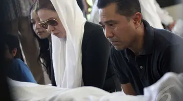 Lukman Sardi tak kuasa membendung air matanya saat melepas ayahnya, Idris Sardi, Senin (28/4/2014)  (Liputan6.com/Faizal Fanani).