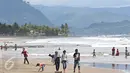 Warga bermain di sekitar Pantai Karang Hawu, Sukabumi, Jawa Barat, (8/2). Pantai Karang Hawu yang menawarkan hamparan pasir serta karang menjadi salah satu wisata murah meriah bagi wisatawan dalam mengisi hari libur. (Liputan6.com/Immanuel Antonius)