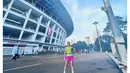 Seperti kala olahraga lari ini, ia tampil bergaya ala cewek kue memadukan tank top hijau neon dan celana pendek fuschia. (Instagram/ramadhaniabakrie).