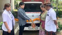 Serah terima ambulans buatan jepang di Desa Mas, &lrm;Kecamatan Ubud, Kabupaten Gianyar, Provinsi Bali, melalui Bantuan Hibah Grassroots untuk Keamanan &lrm;Manusia dari Pemerintah Jepang. (Dok. Kedutaan Besar Jepang di Jakarta)