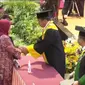 Momen haru ibu gantikan wisuda anaknya yang jadi korban erupsi Gunung Marapi. (dok. Instagram @mood.jakarta/https://www.instagram.com/p/C0_96hBvoo3/)