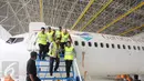 Menteri BUMN Rini Soemarno (kanan) mengecek pesawat yang terparkir di dalam hanggar usai peresmian hanggar keempat milik Garuda di area Bandara Soekarno-Hatta, Cengkareng, Tangerang, Senin (28/9). (Liputan6.com/Angga Yuniar)