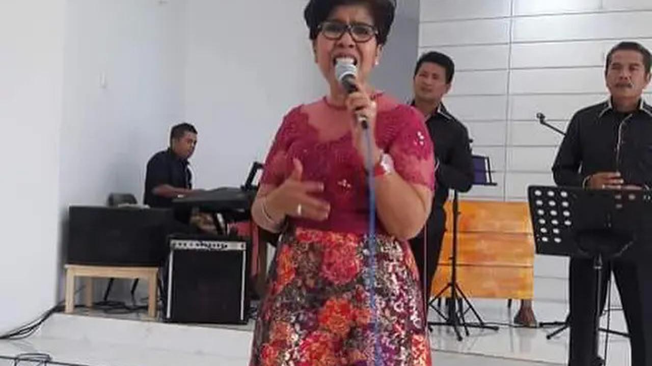 Galeri Foto Rita Butar Butar Pakai Dress Brokat, Busananya Selalu Maksimal saat Bernyanyi