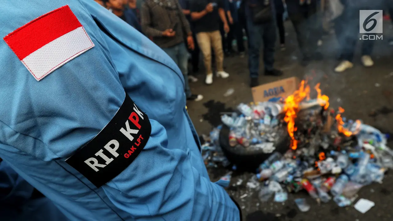 Tolak RKUHP dan UU KPK, Mahasiswa Geruduk DPR