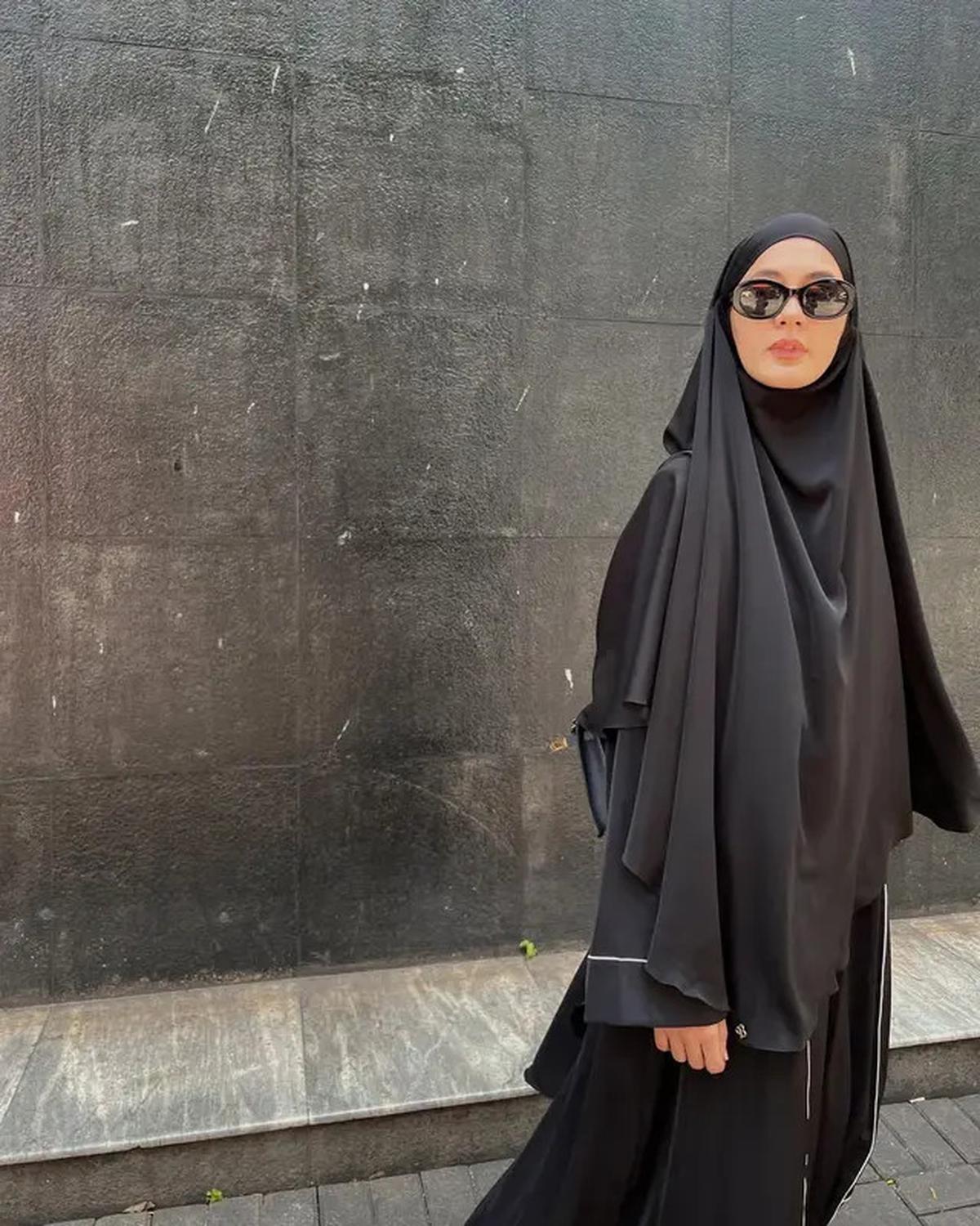 Gaya Syar'i Stylish Paula Verhoeven, Padukan Abaya Hitam dengan Tas dan Sandal Hermes