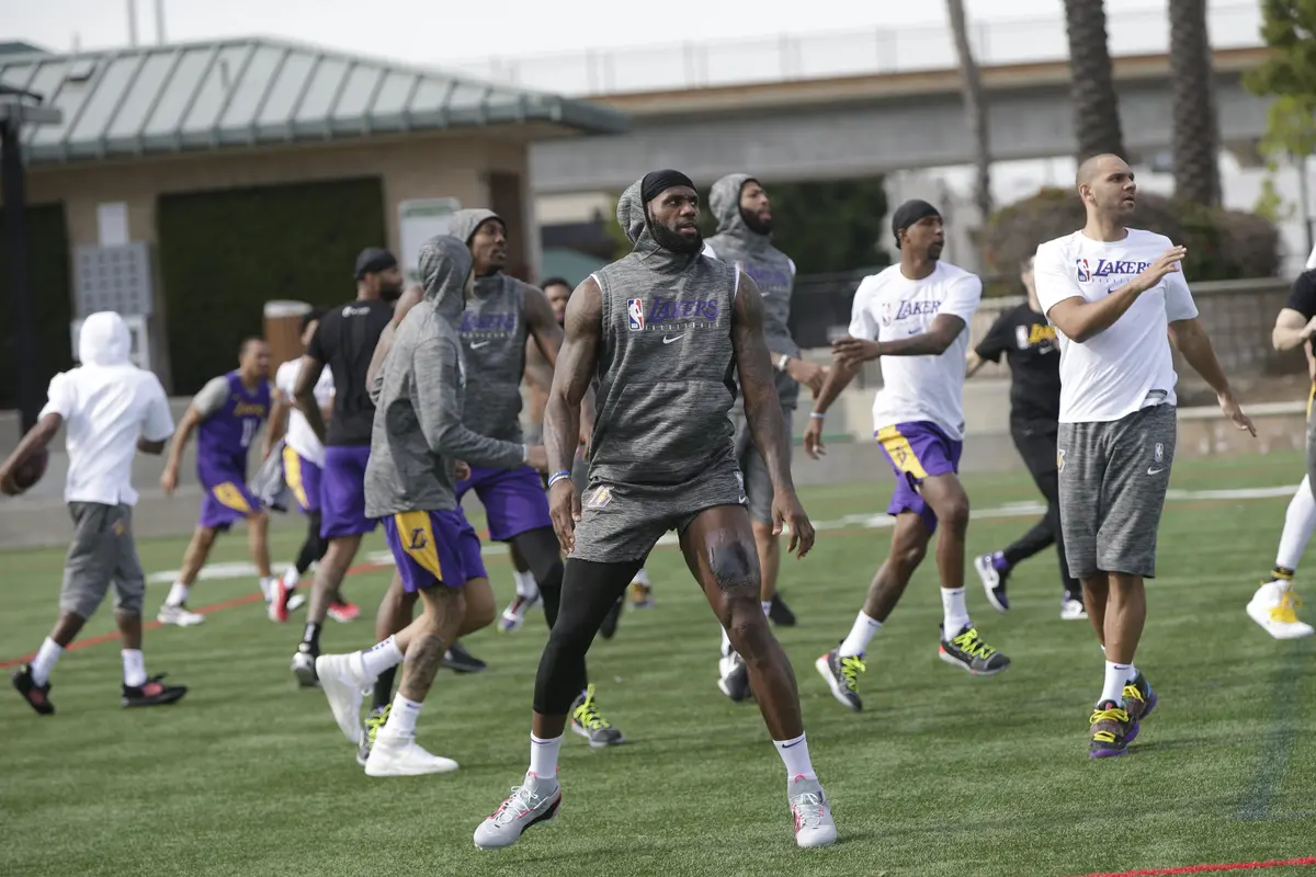 Pemain LA Lakers, LeBron James saat berlatih dengan rekan-rekannya di El Segundo, Calif, Rabu (30/1/2020).