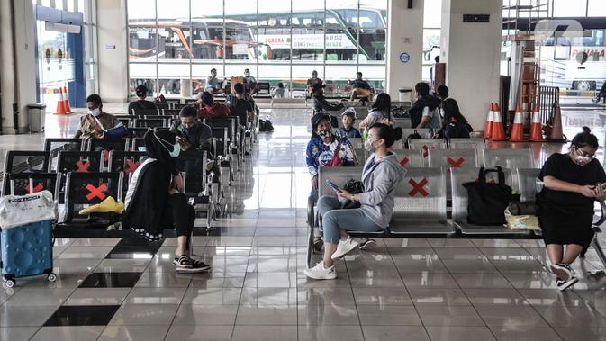 Calon penumpang saat menunggu jadwal keberangkatan bus di Terminal Pulogebang, Jakarta, Selasa (2/10/2020). Memasuki libur panjang, jumlah penumpang bus antarkota antarprovinsi (AKAP) di Terminal Pulogebang tujuan Jawa dan Sumatera mengalami peningkatan. (merdeka.com/Iqbal S. Nugroho)