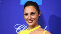 Gal Gadot tersenyum saat menghadiri Palm Springs International Film Festival 29 tahunan di Palm Springs, California (2/1). Gal Gadot tampil cantik dengan gaun berwarna kuning. (Photo by Jordan Strauss/Invision/AP)