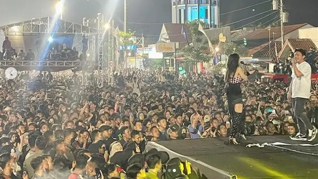 Ucie Sucita saat tampil bersama Denny Caknan