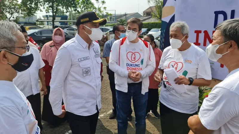 Bupati Tangerang Ahmed Zaki Iskandar (kiri) di sela kegiatan vaksinasi Covid-19.