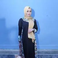 Sejak memutuskan berhijrah, presenter Terry Putri mulai jarang terlihat di layar kaca. Terry yang biasa membawakan acara infotainment dan olahraga mulai jarang terlihat lagi. Ia hanya mengambil acara yang sesuai penampilannya. (Nurwahyunan/Bintang.com)