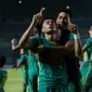 Pemain Persebaya Surabaya, Ahmad Nufiandani bersama rekan setim merayakan golnya ke gawang Bhayangkara FC dalam babak penyisihan Grup C Piala Presiden 2022 antara Bhayangkara FC melawan Persebaya Surabaya di Stadion Gelora Bandung Lautan Api, Bandung, Senin (13/06/2022). (Bola.com/Bagaskara Lazuardi)