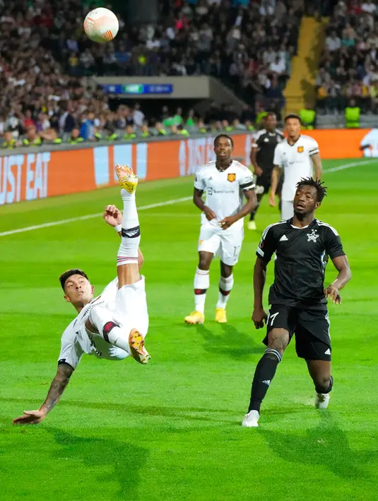 Pemain Manchester United Lisandro Martinez menendang bola saat melawan Sheriff Tiraspol pada pertandingan sepak bola Grup E Liga Europa di Stadion Zimbru, Chisinau, Moldova, 15 September 2022. Manchester United menang 2-0. (AP Photo/Sergei Grits)
