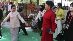 Ibu Negara Indonesia Iriana Joko Widodo (kanan) menyapa Ibu Negara China Peng Liyuan (tengah), Ibu Negara Korea Selatan Kim Keon-hee (kedua dari kanan) selama rangkaian kegiatan Konferensi Tingkat Tinggi (KTT) G20 di Sofitel Bali Nusa Dua Beach Resort, Nusa Dua, Bali, Indonesia, Selasa (15/11/2022). Selama kegiatan berlangsung para Ibu Negara dan Istri Perdana Menteri menyaksikan demo kerajinan daun lontar, proses membatik, hingga proses menenun. (AP Photo/Firdia Lisnawati via Pool)