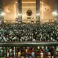 Ratusan jemaah mendengarkan khutbah sebelum melaksanakan salat Jumat di Masjid Istiqlal, Jakarta, Jumat (2/6). Umat muslim memadati masjid Istiqlal menunaikan salat Jumat pertama dalam bulan Ramadan 1438 H. (Liputan6.com/Gempur M Surya)